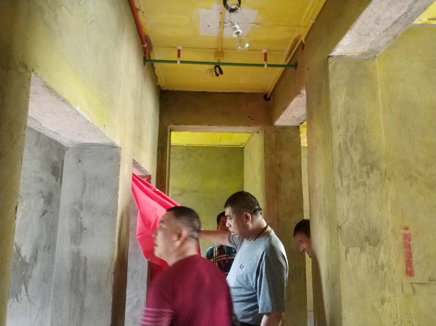 工程大PK正式启动，红牛装饰领导带领工程部突击检查工地