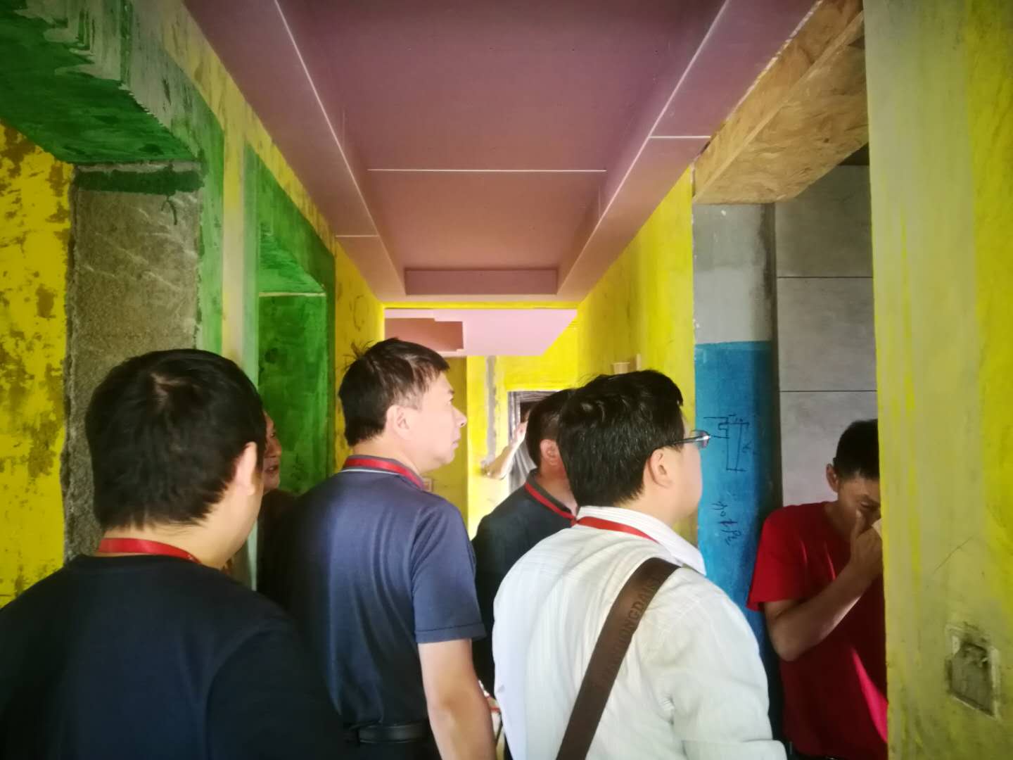 工程大PK正式启动,竞技宝app官方装饰领导带领工程部突击检查工地
