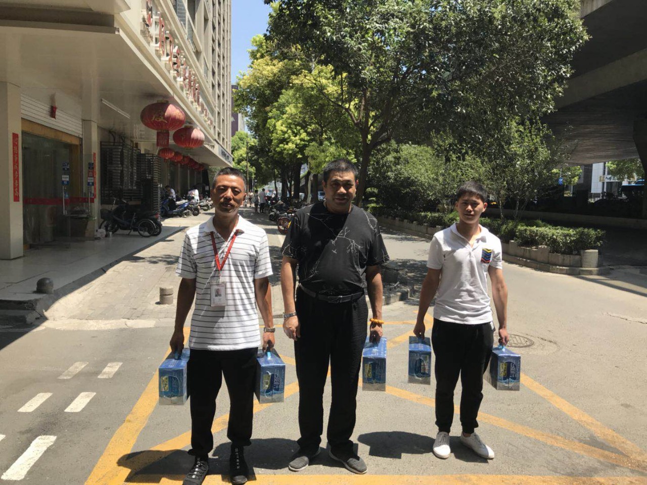 热热热！南京体感温度高达43℃，这群人却不惧高温在做这件事