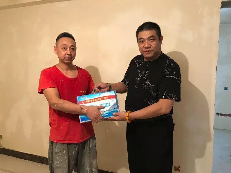 热热热!南京体感温度高达43℃,这群人却不惧高温在做这件事