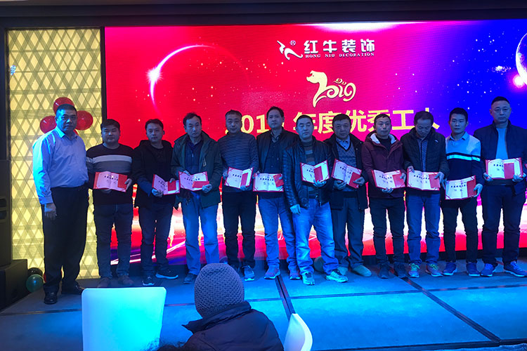 南京竞技宝app官方装饰有这样一位工人,据说他在工地上从来没说过一句话,那么在这个现场他会跟大家说些什么呢?