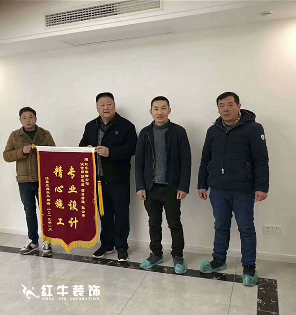 南京瑞鑫兰庭竣工客户看到红牛装修的效果，情不自禁地发出：“厉害了，我的家！”