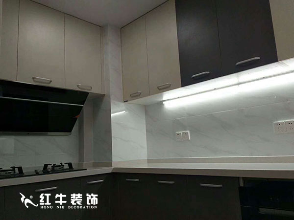 南京瑞鑫兰庭竣工客户看到红牛装修的效果，情不自禁地发出：“厉害了，我的家！”