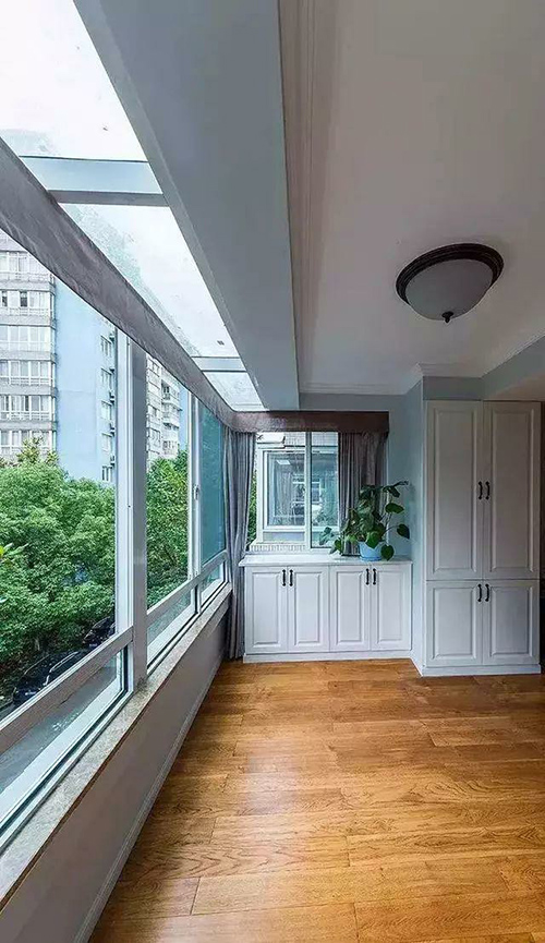 封闭阳台装修技巧及注意事项 现在的家庭,很多都是封闭式的阳台设计