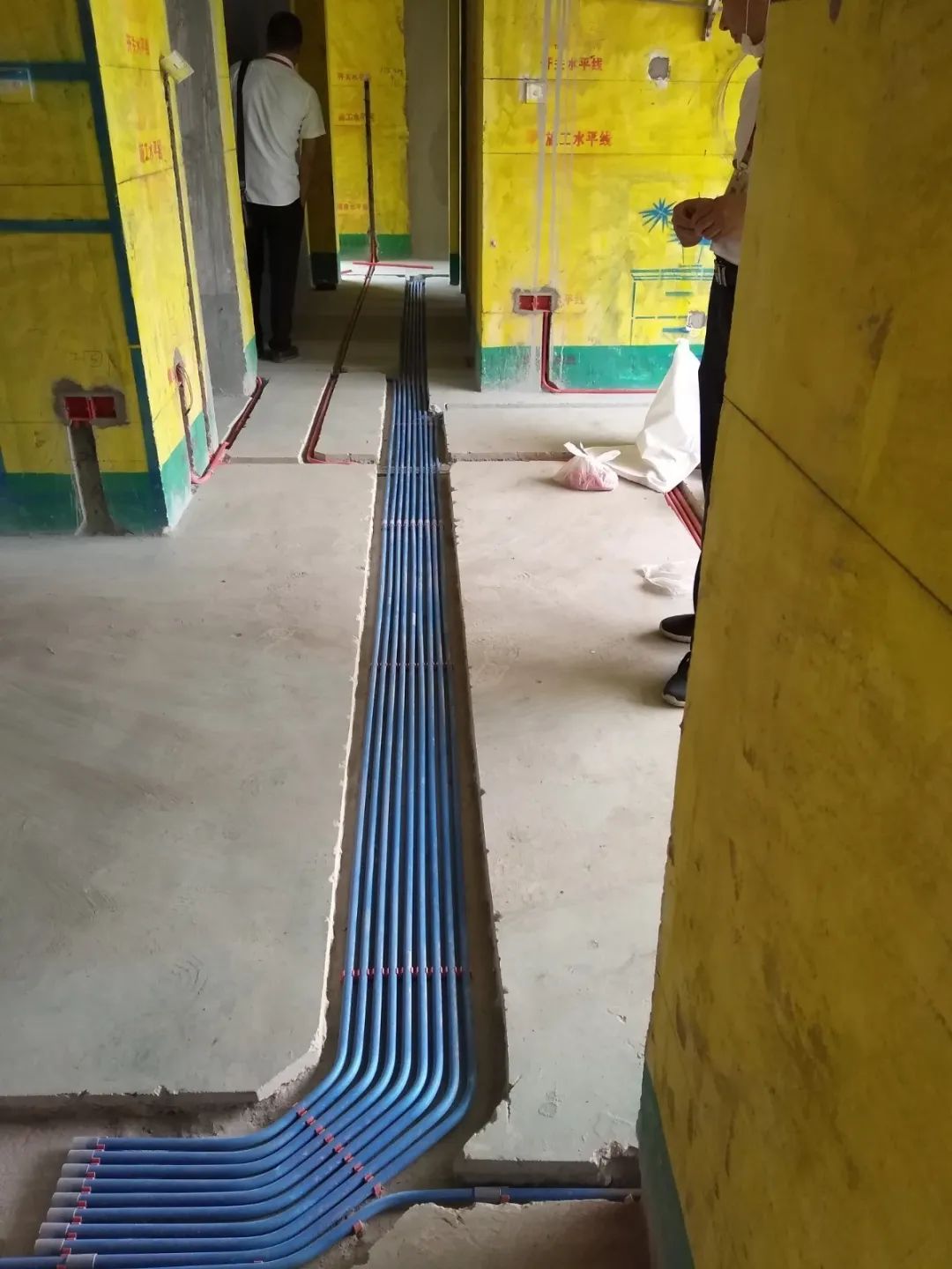 红牛巡检 | 开槽埋线，工地整洁美观！