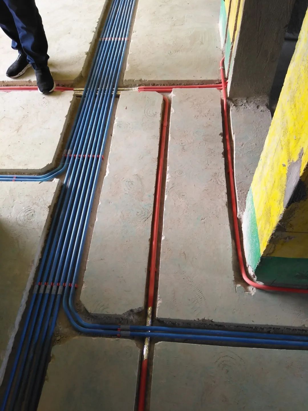 红牛巡检 | 开槽埋线，工地整洁美观！