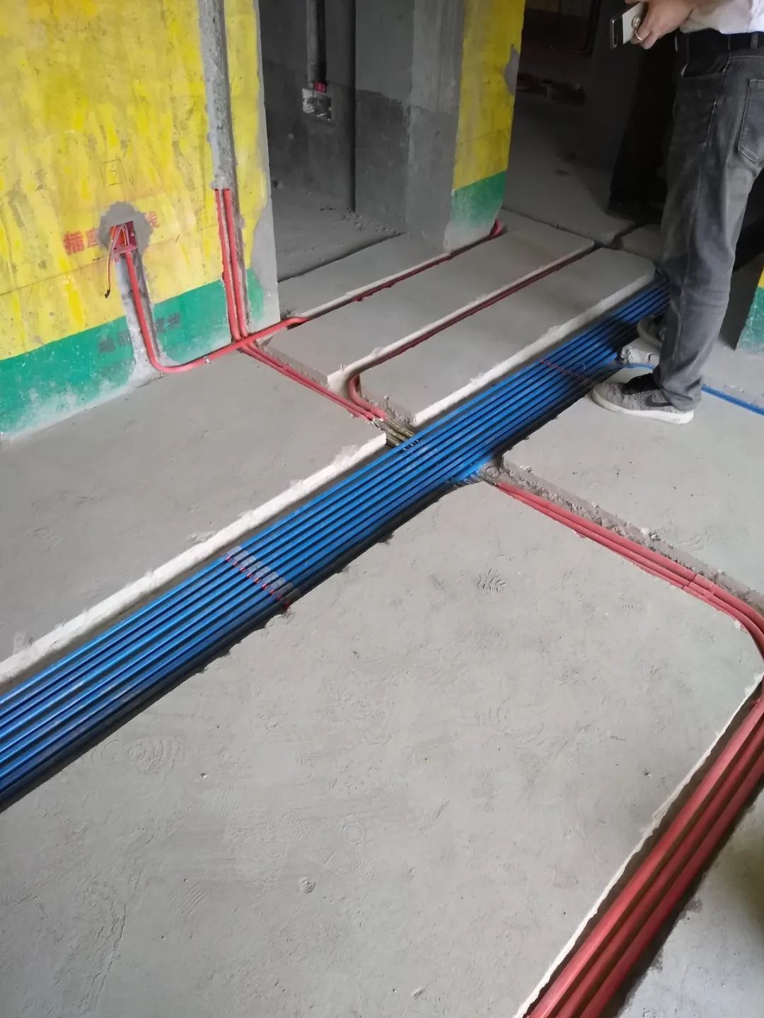 红牛巡检 | 开槽埋线，工地整洁美观！