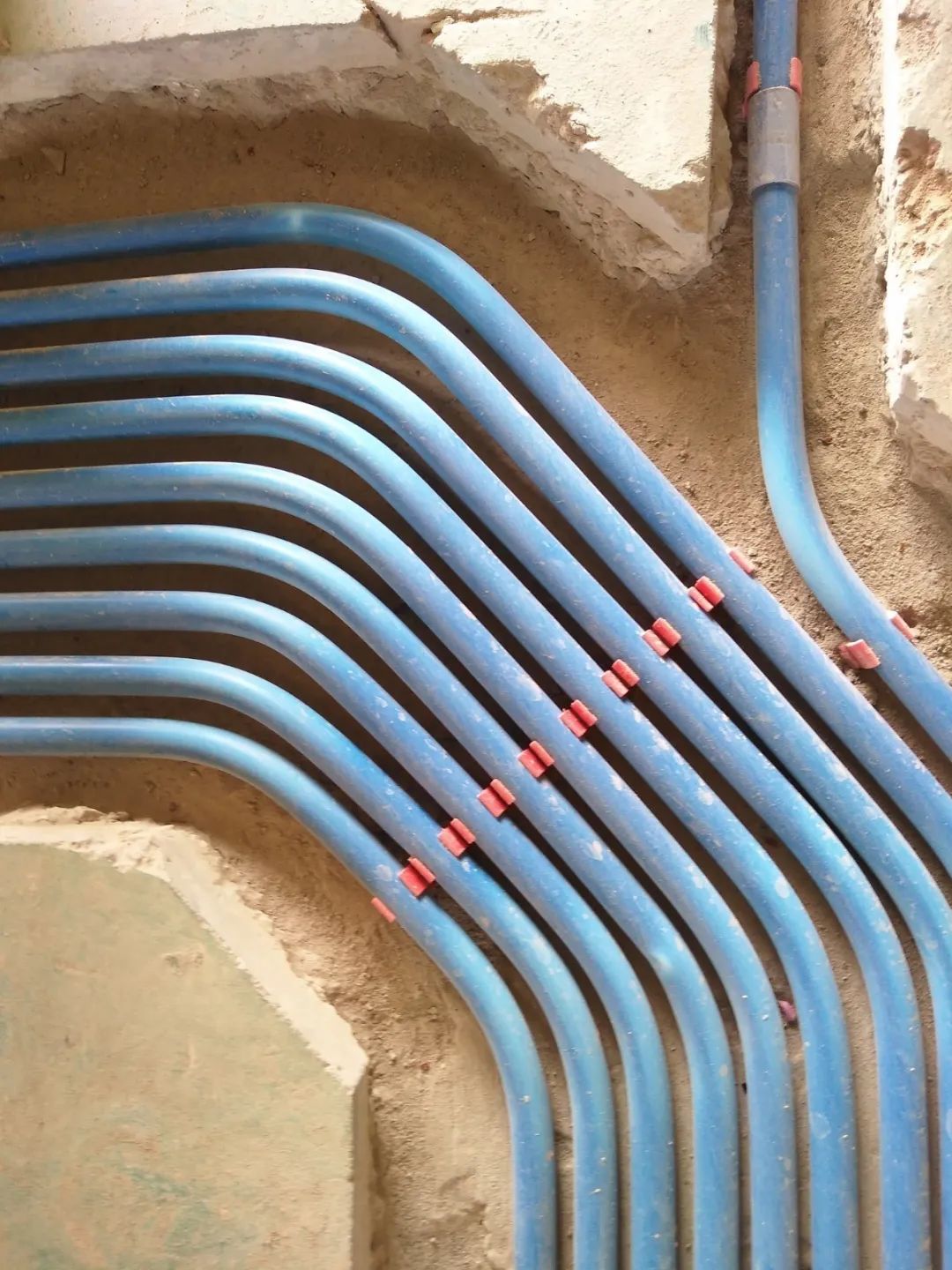 红牛巡检 | 开槽埋线，工地整洁美观！