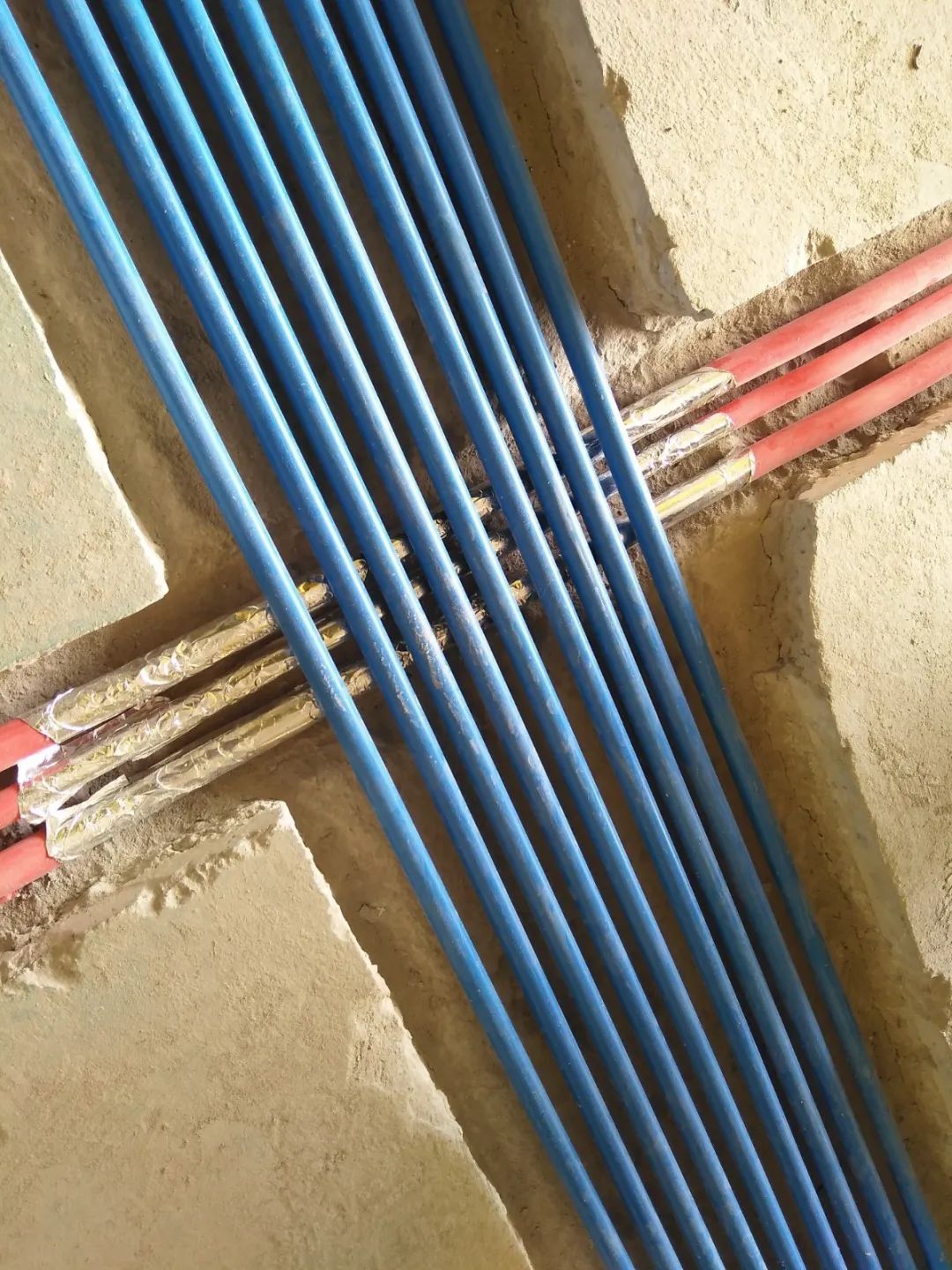 红牛巡检 | 开槽埋线，工地整洁美观！