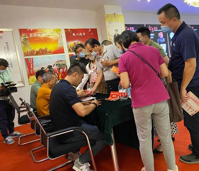 直击火爆现场！红牛装饰24周年庆火热进行中~