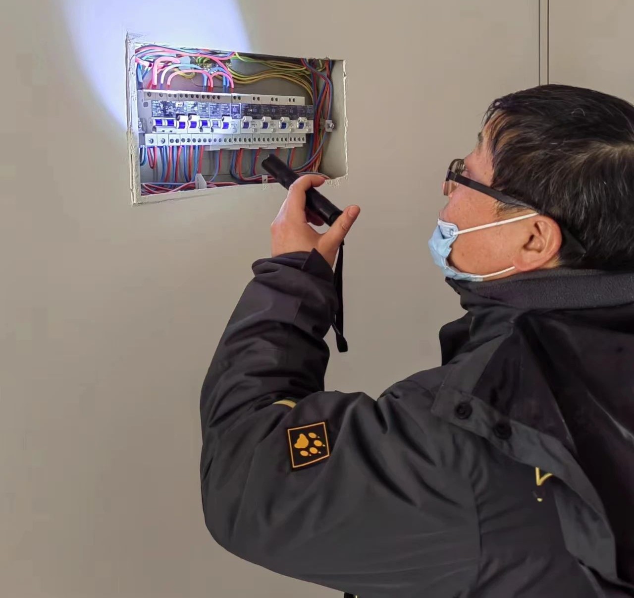 工地巡检｜红牛装饰工程总监化身“细节控”，施工现场“揪问题”！12