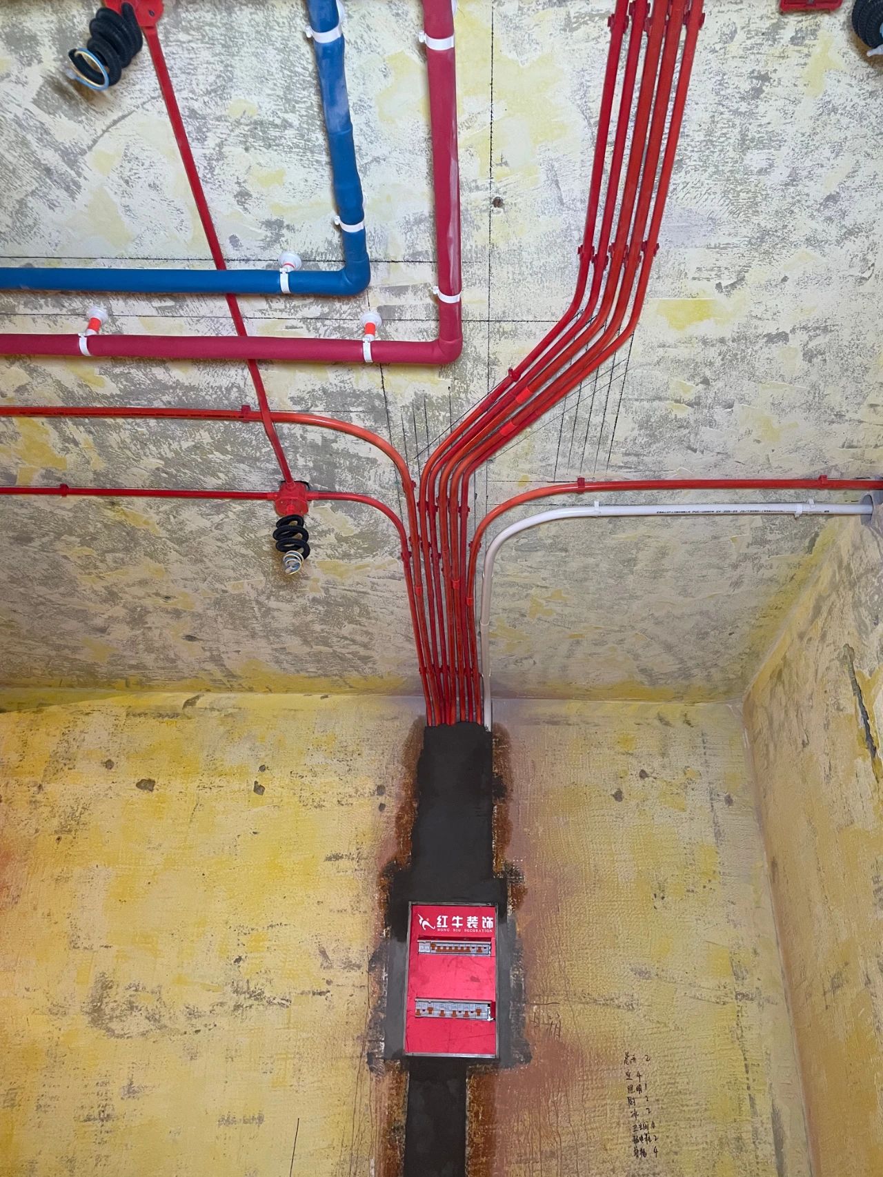 南京红牛装饰公司工地巡检：这水电施工现场，您给打几分？