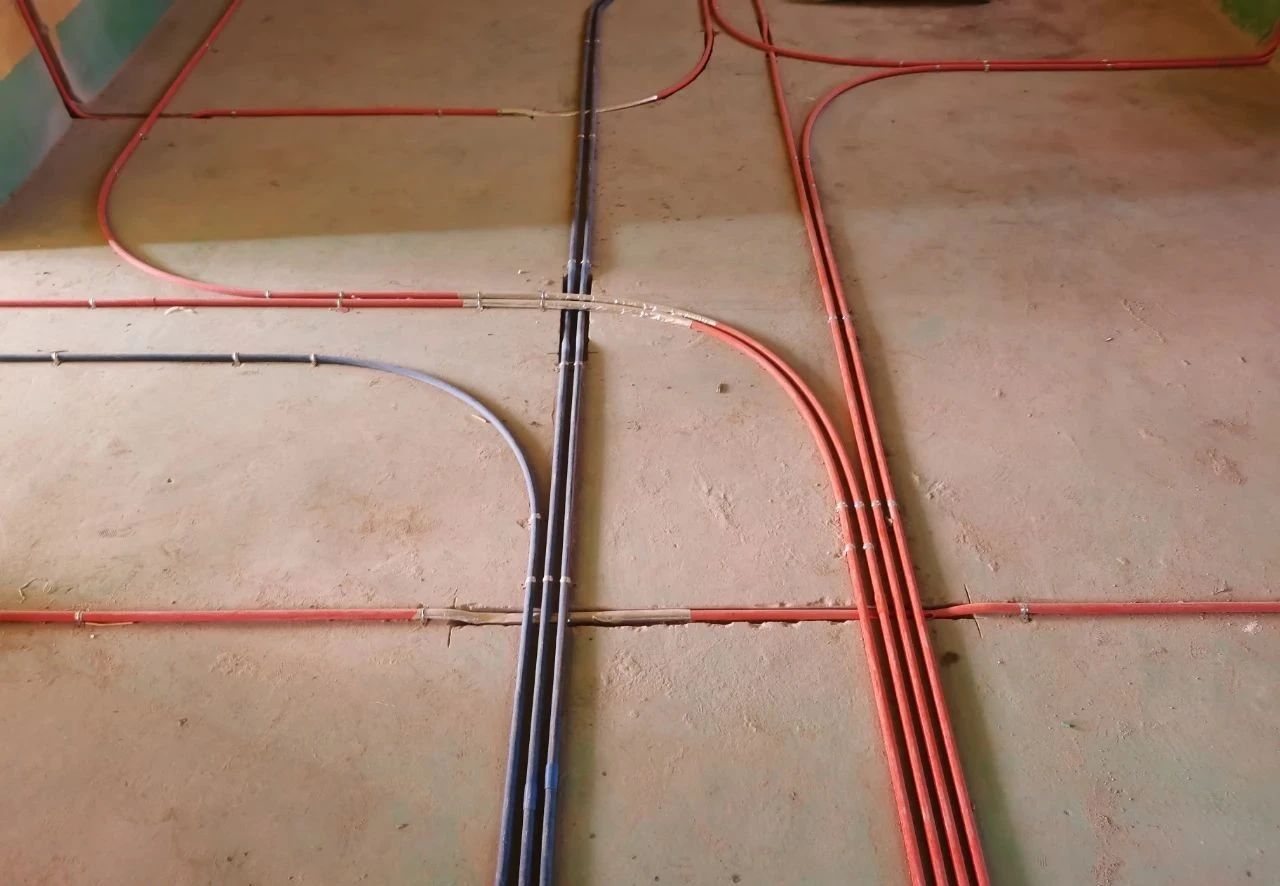 南京红牛装饰公司工地巡检：这水电施工现场，您给打几分？