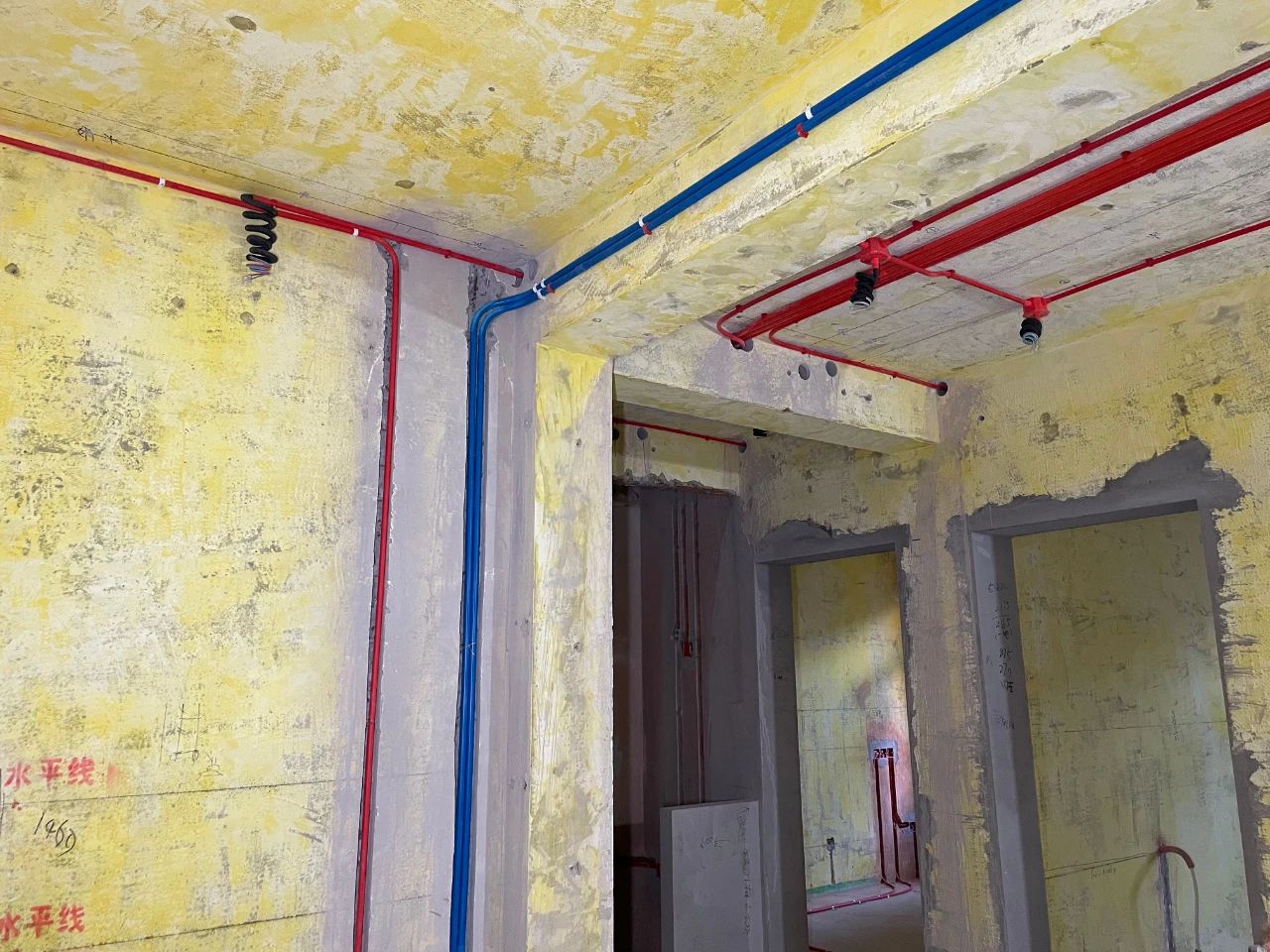 南京红牛装饰公司工地巡检：这水电施工现场，您给打几分？