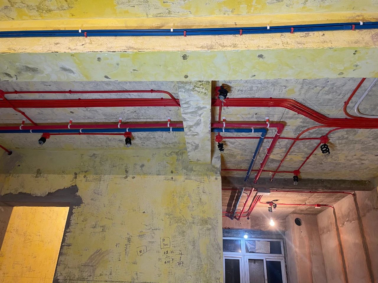 南京红牛装饰公司工地巡检：这水电施工现场，您给打几分？