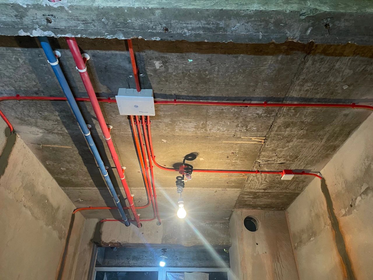 南京红牛装饰公司工地巡检：这水电施工现场，您给打几分？