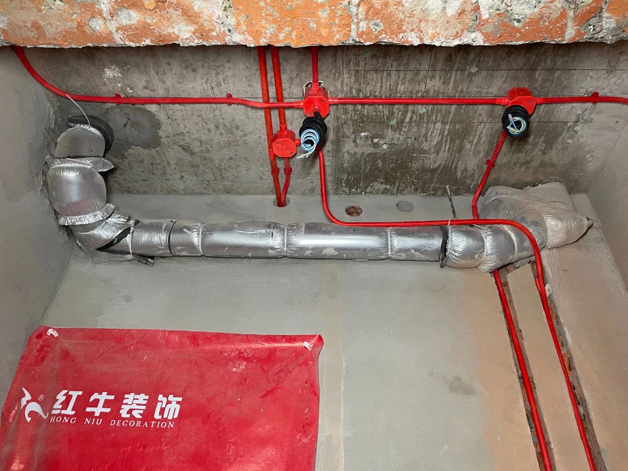 南京红牛装饰公司工地巡检：这水电施工现场，您给打几分？