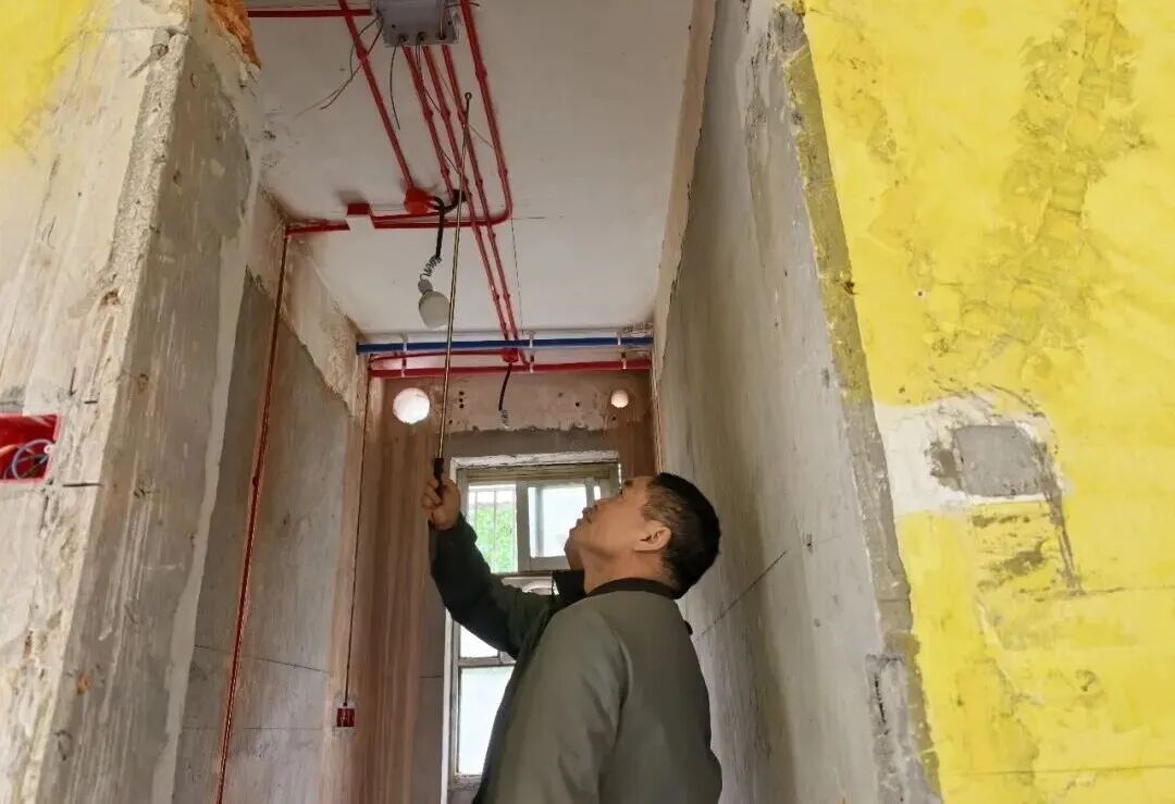 从毫米级工艺到安全弦：总经理突击工地巡查