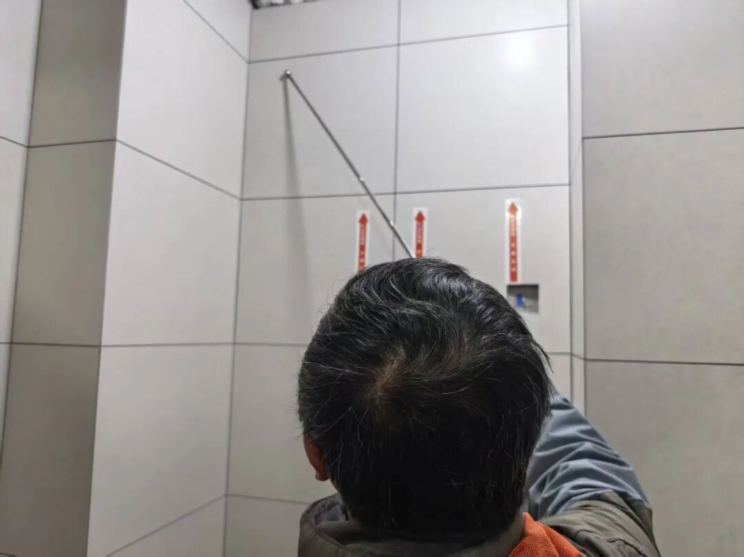 从毫米级工艺到安全弦：总经理突击工地巡查