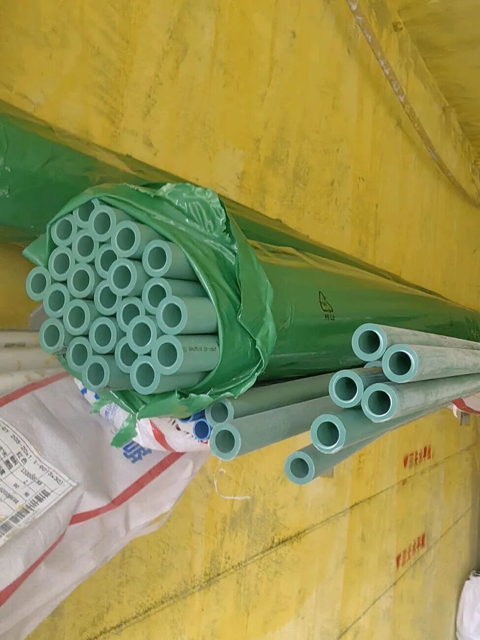 南京红牛装饰工地巡检记：藏在墙里的工艺与标准，必须严格把关！