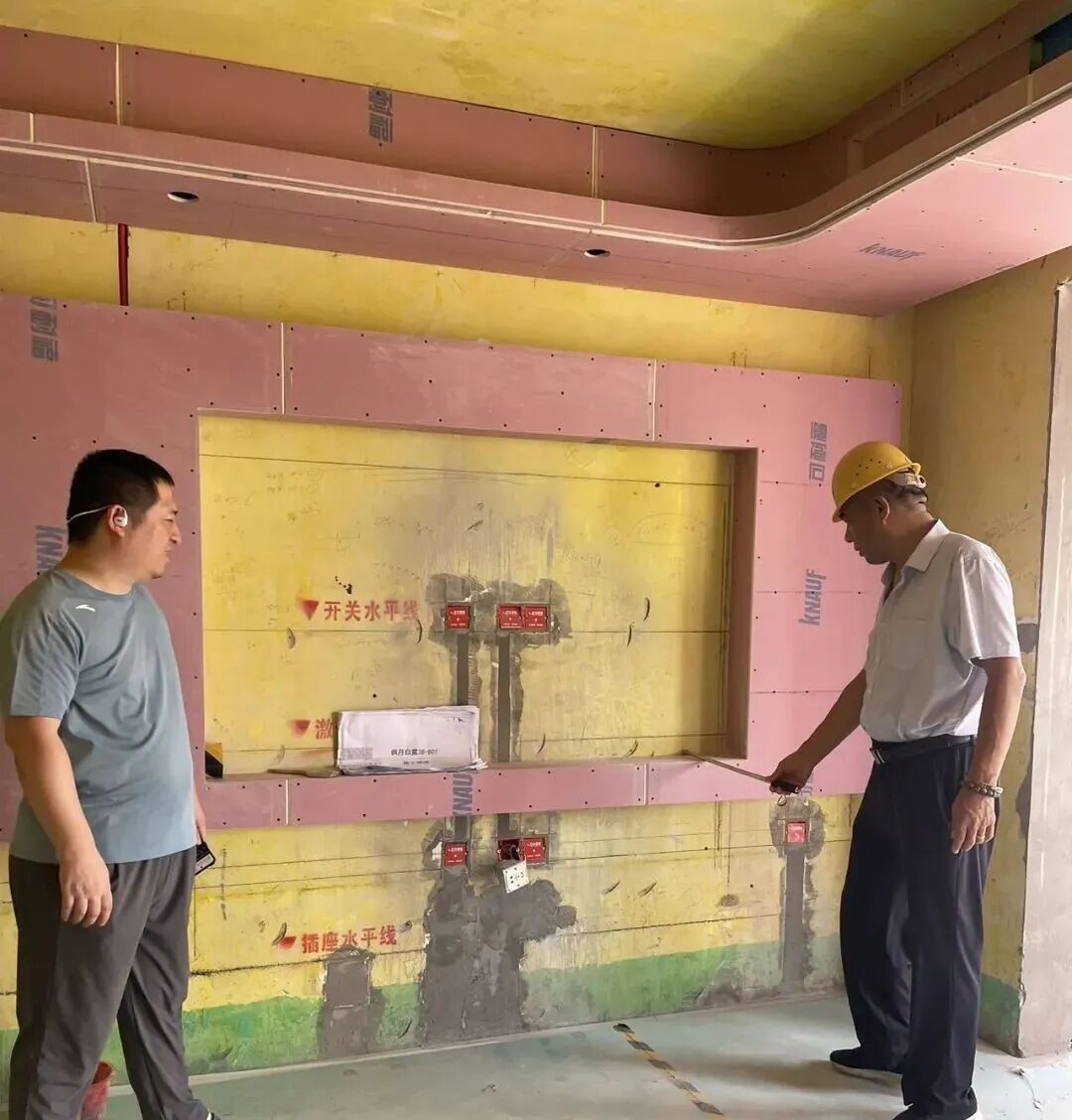 南京红牛装饰总经理“突袭”在建工地,专治各种“差不多”! 南京红牛装饰总经理“突袭”在建工地,专治各种“差不多”!