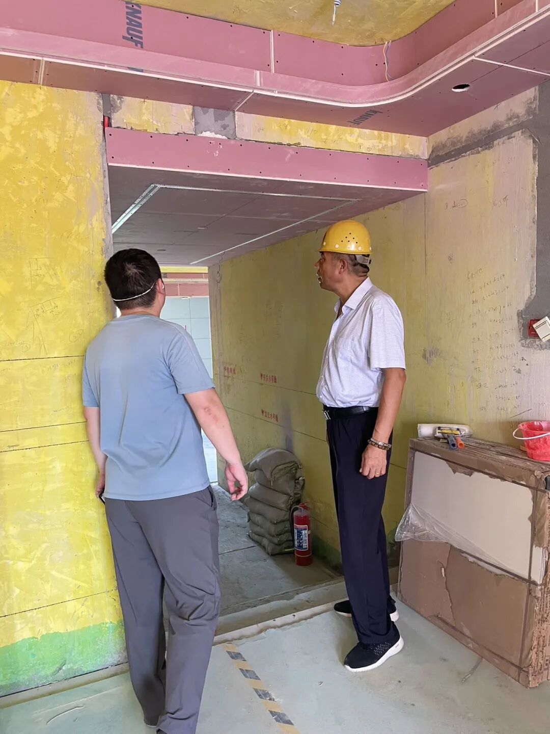南京红牛装饰总经理“突袭”在建工地,专治各种“差不多”! 南京红牛装饰总经理“突袭”在建工地,专治各种“差不多”!