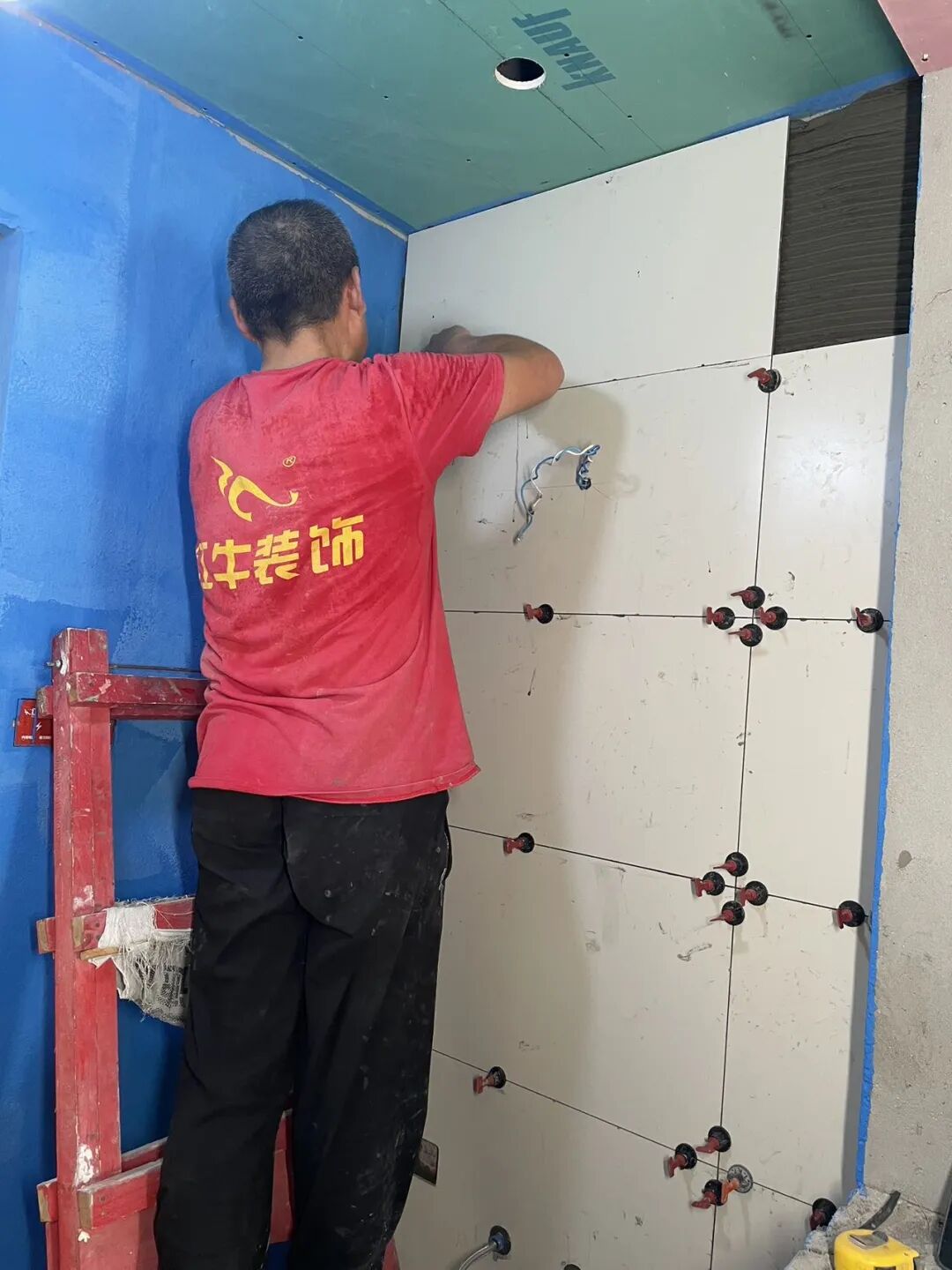南京红牛装饰总经理“突袭”在建工地,专治各种“差不多”! 南京红牛装饰总经理“突袭”在建工地,专治各种“差不多”!